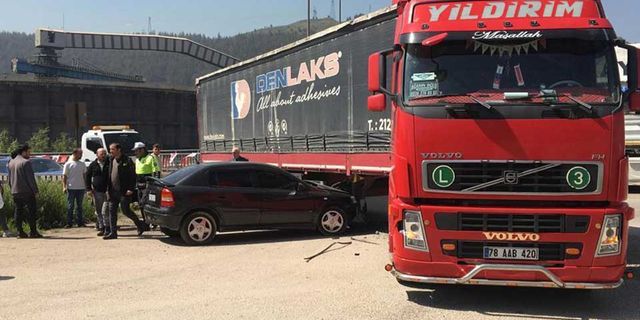 Tıra Çarpan Otomobildeki 2 Kişi Yaralandı