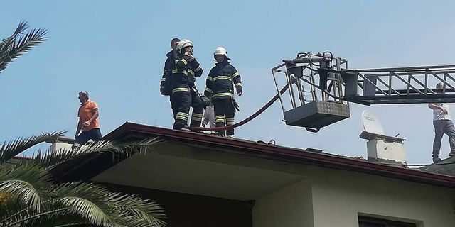 Düzce'de bir villanın çatısında çıkan yangın söndürüldü
