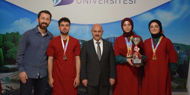 Şampiyon Geleneksel Türk Okçuları Rektörle Bir Araya Geldi