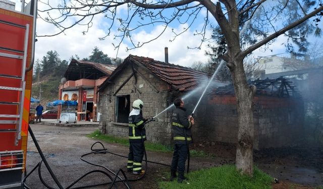 Karabük'te tek katlı ahşap ev yandı