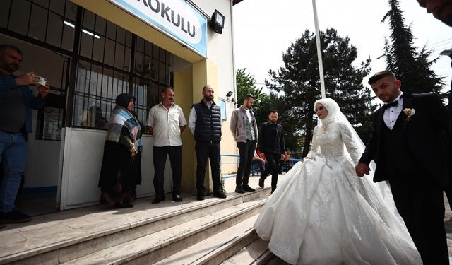 Oy kullanmaya gelinlik ve damatlıkla geldiler