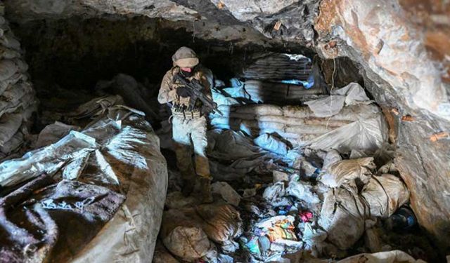 KOMANDOLAR "KARATAŞ ÇUKURLARI"NI TERÖRİSTLERDEN TEMİZLEDİ