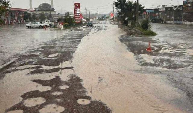Sağanak o ilçeyi göle çevirdi, çoğu araç bozuk yollarda çukurlara düştü