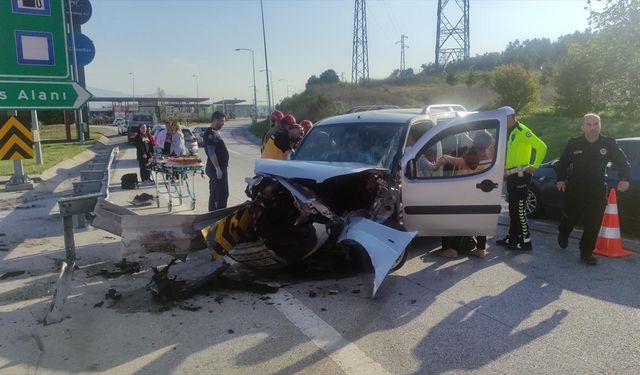 BURSA - Bariyerlere çarpan araçtaki 4 kişi yaralandı