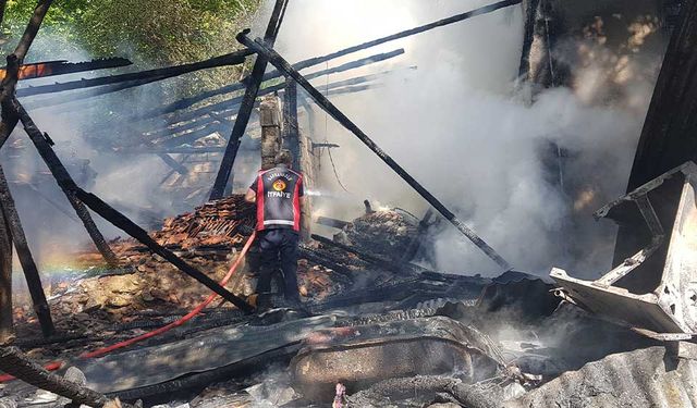 Safranbolu'da iki katlı müstakil ev yangında zarar gördü