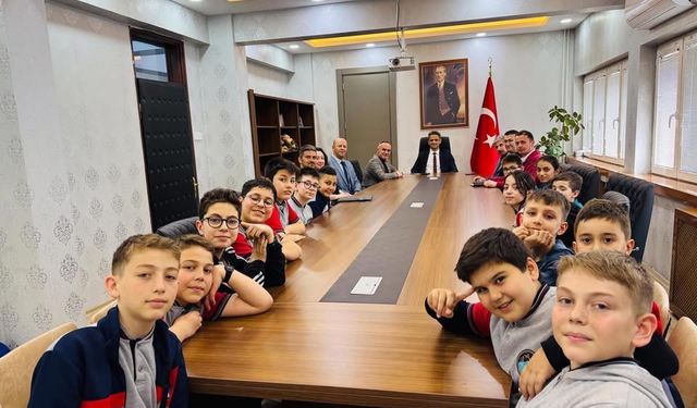 Kaymakam Adem Kaya, Oyuncu Beyinler Turnuvası’nda dereceye giren öğrencileri ağırladı