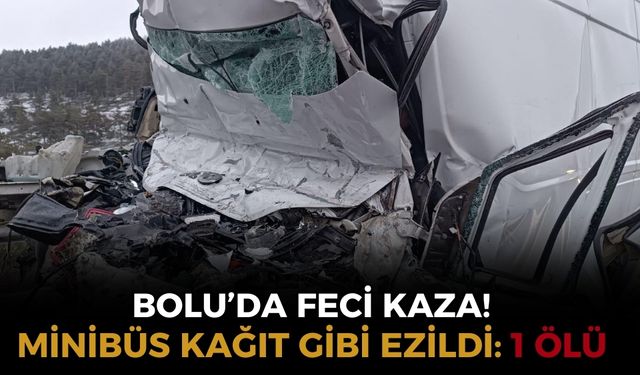 Park halindeki tıra çarpan minibüs kağıt gibi ezildi: 1 ölü