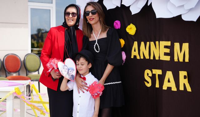 Miniklerden annelerine özel gösteri