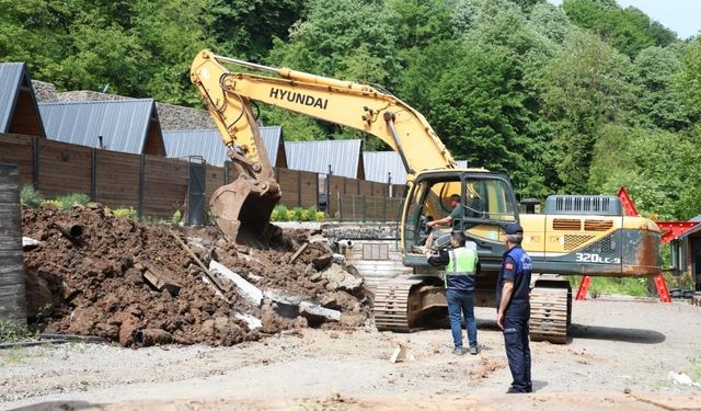 Kartepe'de kaçak bungalovlar yıkıldı