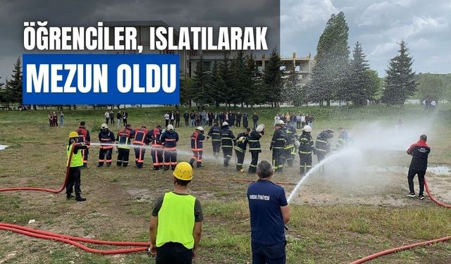 Öğrenciler, ıslatılarak mezun edildi