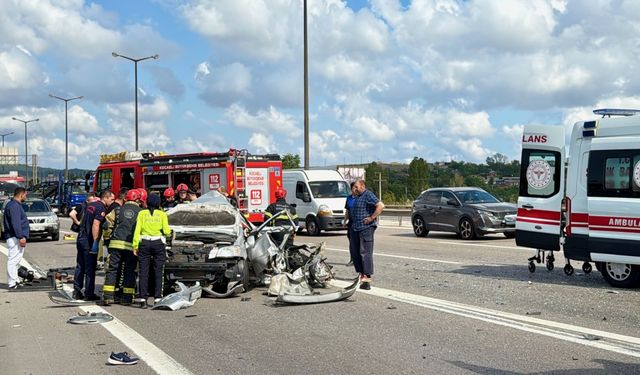 Anadolu Otoyolu'nun Kocaeli kesiminde otobüsle çarpışan otomobildeki 3 kişi yaralandı