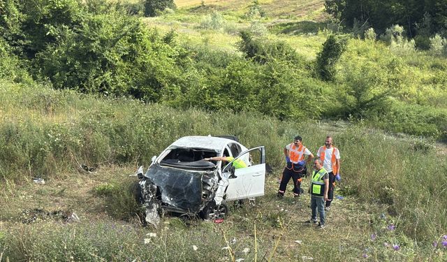 Kuzey Marmara Otoyolu'nun Kocaeli kesiminde şarampole devrilen araçtaki 8 kişi yaralandı