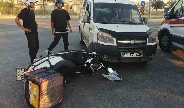 Hafif ticari araç ile çarpışan motosikletli ağır yaralandı