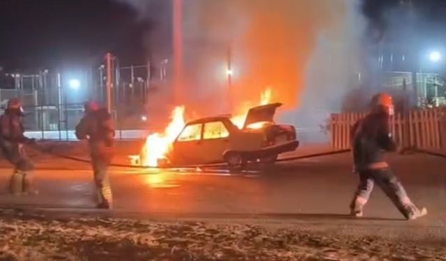 Seyir halindeki Tofaş otomobil alev topuna döndü