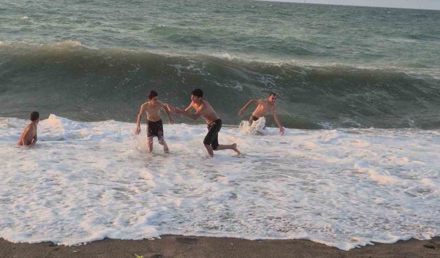 Mardin’in sıcağından kaçtılar kendilerini Karadeniz’in dalgalarına bıraktılar