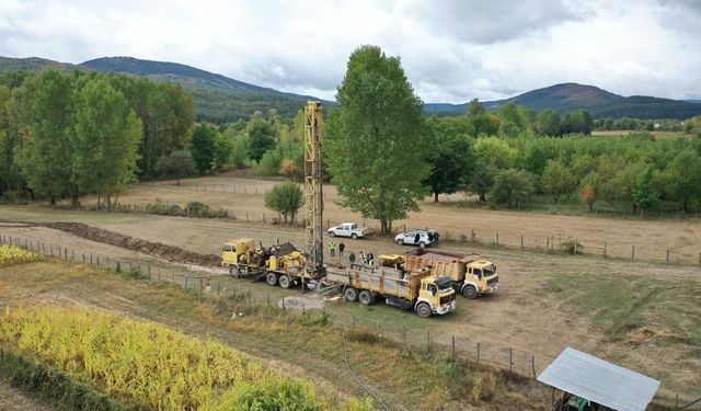 İl Özel İdaresinin yaptığı sondajla suya kavuşan köy sakinleri 'bayram sevinci' yaşadı