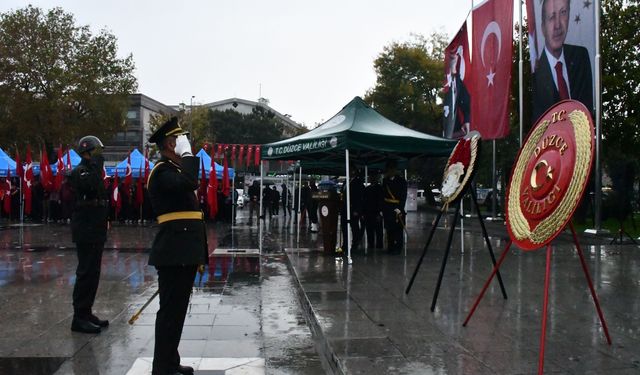 Karabük, Zonguldak, Düzce ve Kocaeli'de Cumhuriyet Bayramı dolayısıyla çelenkler sunuldu