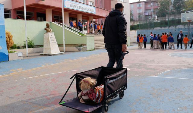 Engelli köpek 'Kıvrık' hikayesiyle çocukların gönlüne dokunuyor