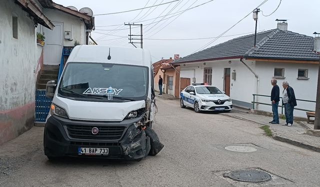 Karabük'te minibüsle çarpışan hafif ticari araçtaki 2 kişi yaralandı