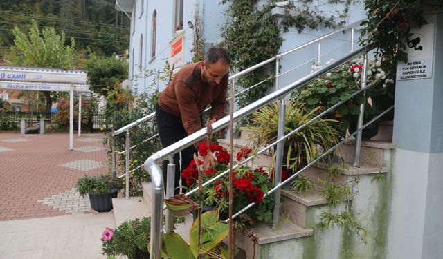 Kastamonu'da imam hatip görev yaptığı caminin çevresini ve köyü çiçeklerle donattı