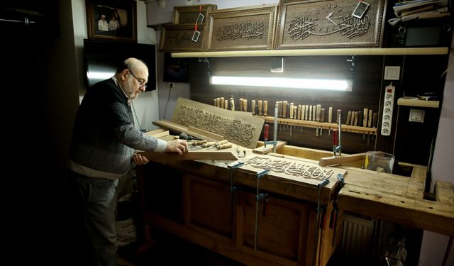 Ailesinin 100 yıldır yaptığı oymacılık bitmesin diye mesleği evinin kilerinde sürdürüyor