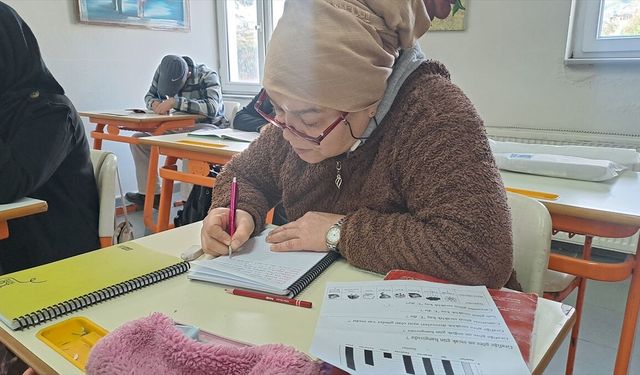Sakarya'da vatandaşlara okuma yazma kursları veriliyor
