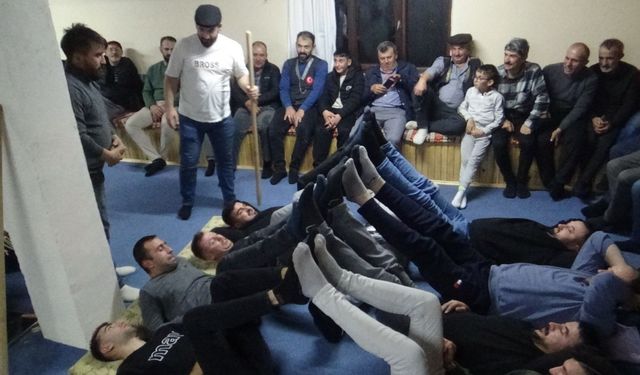 Gençler, geleneksel oyunlarla kışı geçiriyor