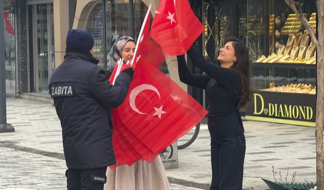 Türk bayrağına saldırıya karşı tüm şehir birlik oldu!