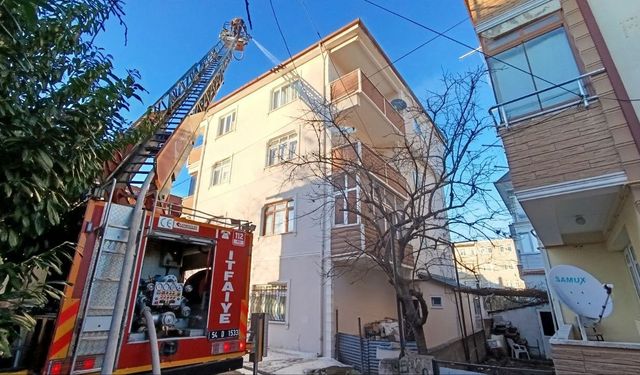 Evde mangal yapmak istedi, her şeyi yakıyordu!