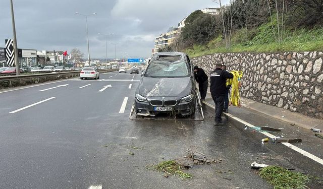 Kocaeli'de devrilen otomobilin sürücüsü yaralandı