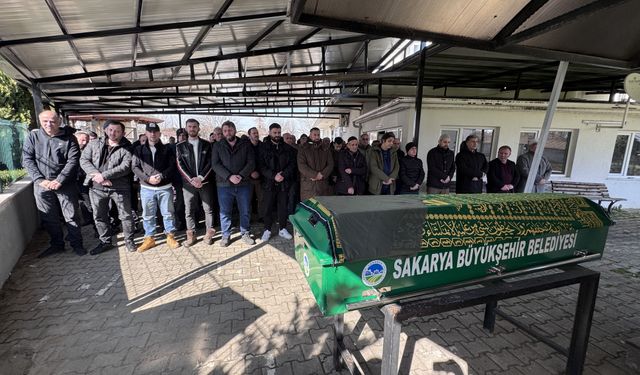 Sakarya'da dini nikahlı eşi tarafından öldürülen kadının cenazesi defnedildi