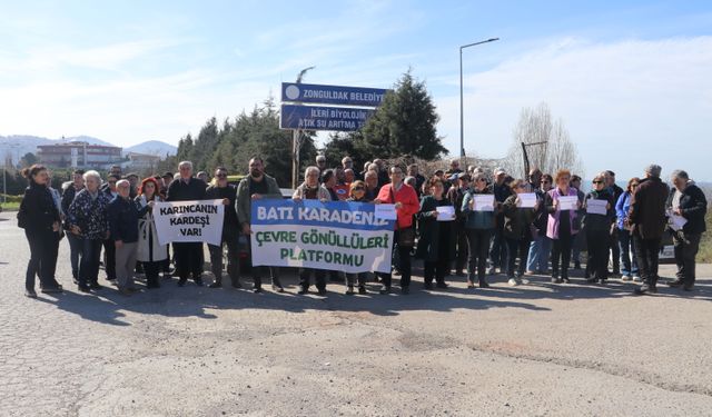 Zonguldak'ta çevre gönüllüleri atıkların sahile vurmasına ilişkin açıklama yaptı