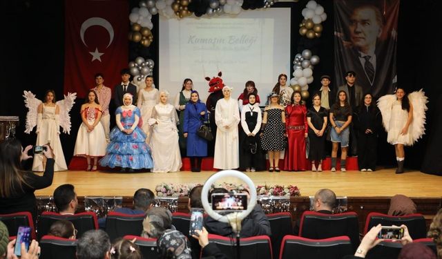 Lise öğrencileri atık malzemelerden hazırladıkları kıyafetlerle podyuma çıktı