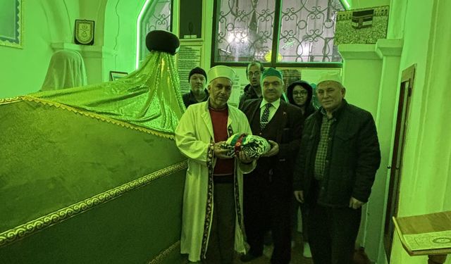 Bolu’daki türbeye, 40 kat bohçaya sarılan saç-ı şerif bağışlandı