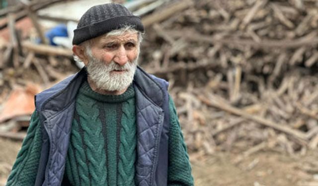 Evinden kamyonlarla çöp çıkarılan adam hayatını kaybetti