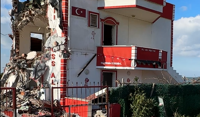 Boluluların gözdesiydi! Karasu sahilinin simge yapısı yıkıldı!
