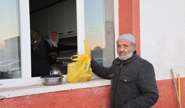 Köyde iftar vakti evlerde yemek pişirmek yasaklandı