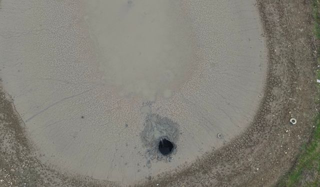 Mağara tüm gölü yuttu, vatandaş dev balıkları eliyle yakaladı