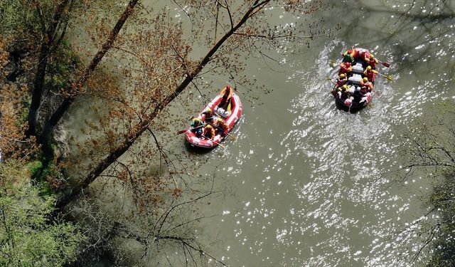 Maceraseverler hafta sonunun tadını Melen Çayı'nda rafting yaparak çıkardı