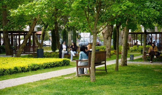 Sakarya'da güneşli havayı fırsat bilen vatandaşlar park ve caddelere akın etti
