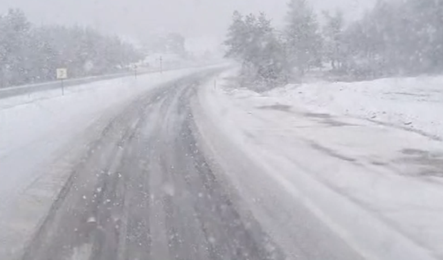 Nisan ayında, yol karla kaplandı