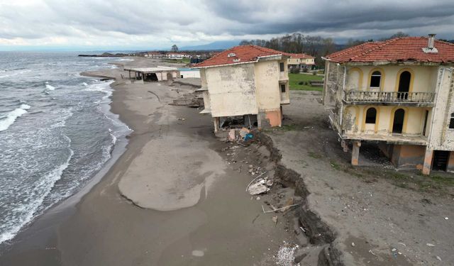 Deniz ilçeyi yutuyor! Binalar yıkılmak üzere!