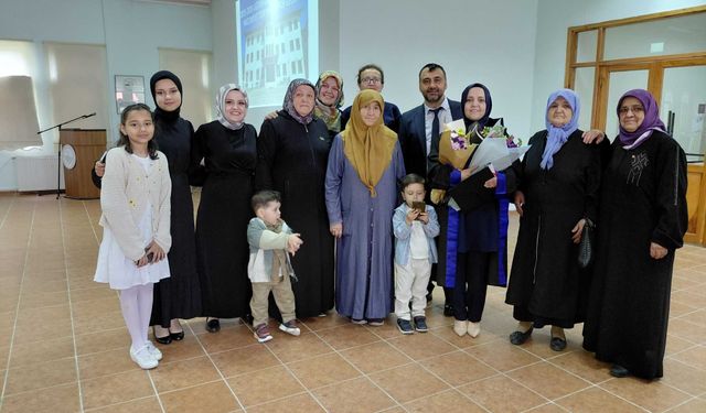 3 çocuk annesi kadın üniversiteyi okul birincisi olarak bitirdi