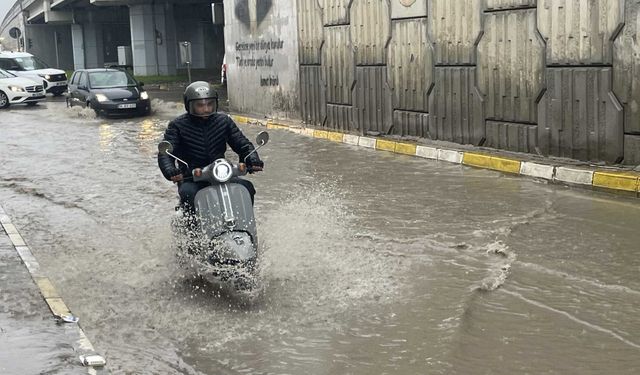 Kısa süre yağdı, alt geçit suyla doldu