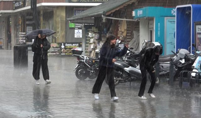 Kuvvetli sağanak hayatı olumsuz etkiledi