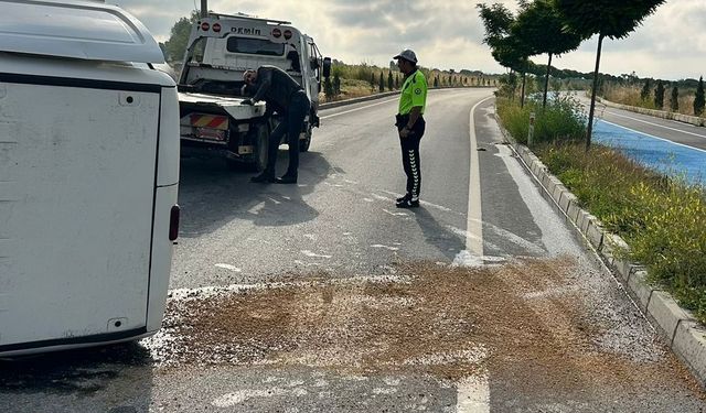 Bolu'da hafif ticari araç devrildi, sürücü yaralandı