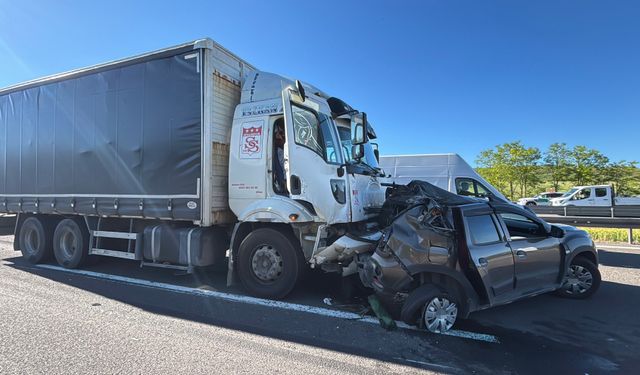 TEM Otoyolu’nda kamyon cipi önüne katıp sürükledi: 2 yaralı