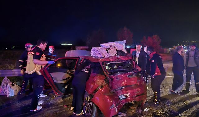 Bolu'da tırın çarptığı otomobildeki 3 kişi yaralandı