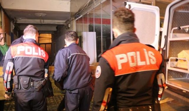 Kocasından ayrılarak kendisine sığınan kızını öldürdü