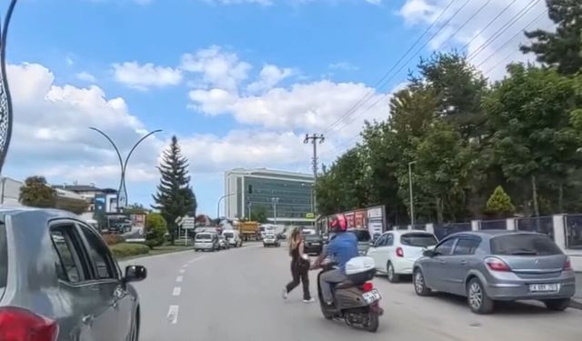Bolu’da motosikletli az daha yayaya çarpıyordu